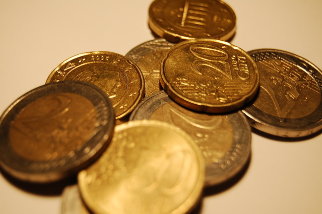 hromádka mincí položená na stole
